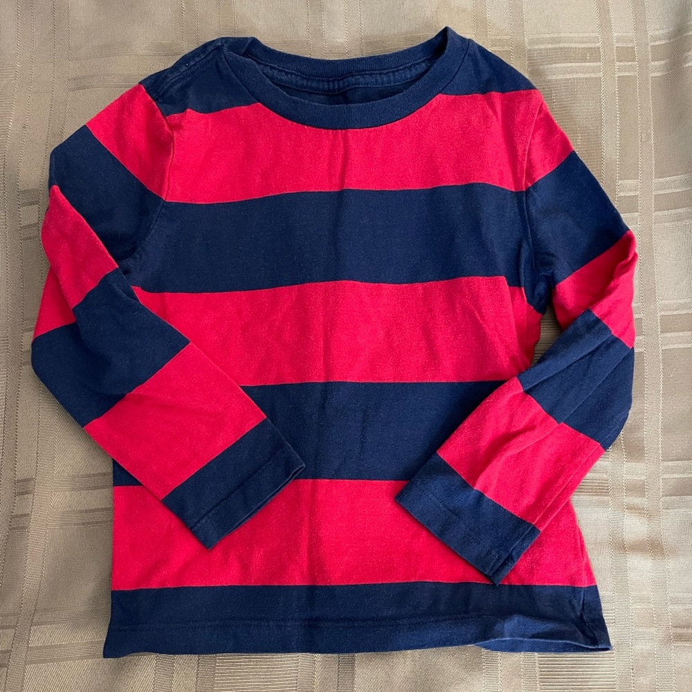 Tee shirt and jeans set.